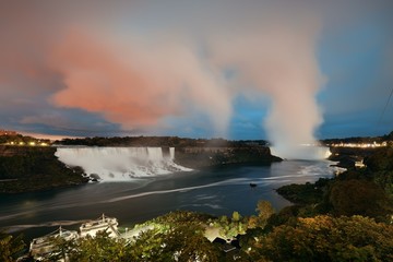 Fototapeta na wymiar Niagara Falls at night