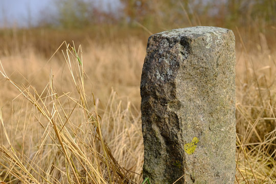 Ein Grenzstein kennzeichnet die Grundst&uuml;cksgr&ouml;&szlig;e