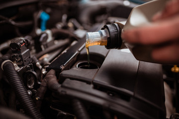 Replacing the fluid in the car. Change the oil, close the selective focus. replacing the fluid in the car. equipment maintenance