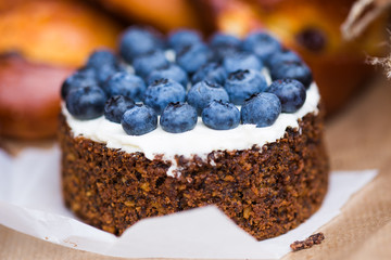 Cake with cream cheese and fresh blueberries