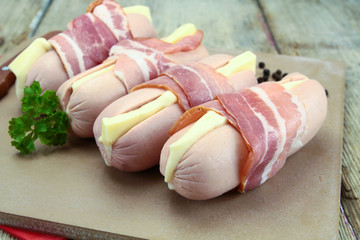 plusieurs cervelas au fromage et bacon