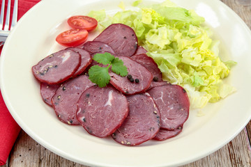 tranches de saucisson au poivre dans une assiette