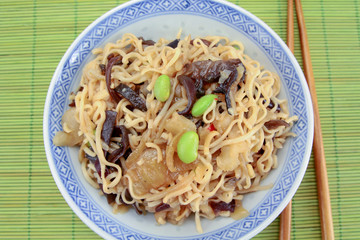 nouilles chinoises aux fèves et champignons noirs