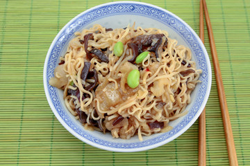 nouilles chinoises aux fèves et champignons noirs