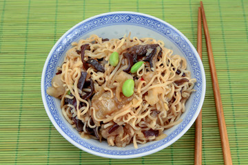 nouilles chinoises aux fèves et champignons noirs