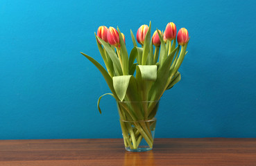 Ein Strauß  rot-gelber Tulpen in einer Glasvase