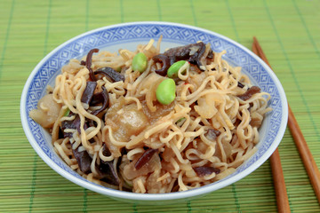 nouilles chinoises aux fèves et champignons noirs