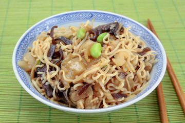 nouilles chinoises aux fèves et champignons noirs