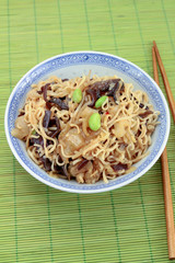 nouilles chinoises aux fèves et champignons noirs