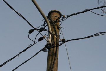 Stromverteilungsmast - Verdrahtung - Kabel - Isolator