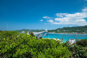 晴れた日の瀬底島から眺める沖縄本島と瀬底大橋