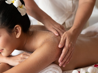 Obraz na płótnie Canvas Show Hands moving blur of masseuse while body scrub. Salt Scrub Beauty Treatment in the Health Spa.