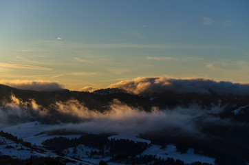 Fototapeta na wymiar Mgły o wschodzie słońca w Pieninach 
