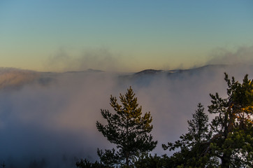 Obraz na płótnie Canvas Mgły o wschodzie słońca w Pieninach 
