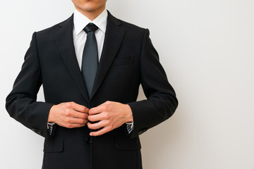喪服を着る男性