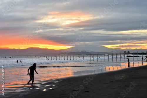 湘南海岸の夕景と子供のシルエット Wall Mural Wallpaper Murals Masyok 湘南海岸の夕景と子供のシルエット Wall Mural Wallpaper Murals Masyok