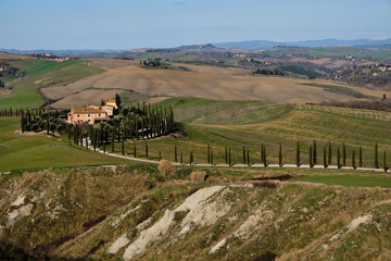 Foto scattata a un podere nelle Crete Senesi nei dintorni di Asciano (SI).