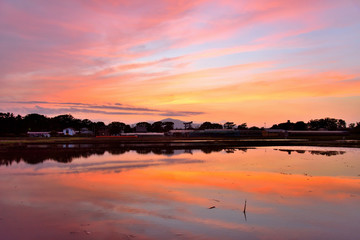 夕焼けで茜色に染まる寒川田園風景