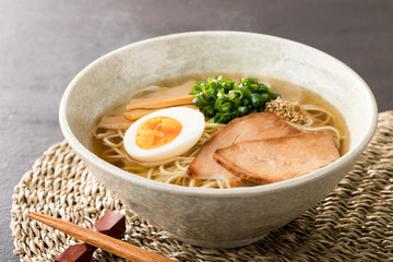 ほんわか湯気の立つ、熱々の醤油ラーメン