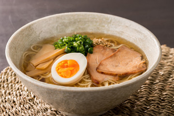 ほんわか湯気の立つ、熱々の醤油ラーメンのアップ