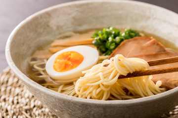 ほんわか湯気の立つ、熱々の醤油ラーメンのアップ