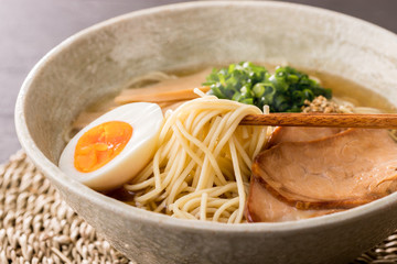 ほんわか湯気の立つ、熱々の醤油ラーメンのアップ