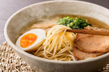 ほんわか湯気の立つ、熱々の醤油ラーメンのアップ