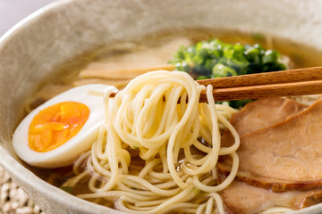 ほんわか湯気の立つ、熱々の醤油ラーメンのアップ