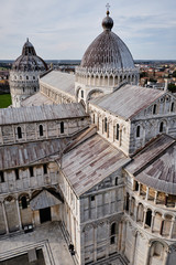 Fototapeta premium Foto scattata dalla cima della Torre di Pisa nella famosa Piazza dei Miracoli.