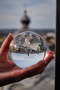 Foto scattata nella famosa Piazza dei Miracoli a Pisa utilizzando una lensball.