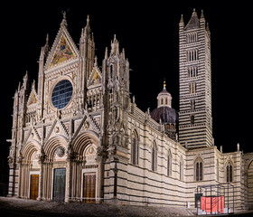 Fototapeta premium Foto scattata di notte al famoso Duomo di Siena.