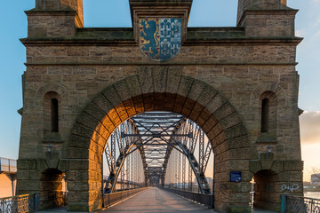 Fototapeta na wymiar Brückenkopf - Portal der alten Süderelbbrücke in Hamburg Harburg mit Wilhelmsburger Wappen