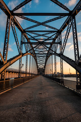 Stahlkonstruktion der Süderelbbrücke in der Abenddämmerung mit blauem Himmel
