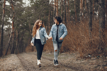 Obraz premium gentle and stylish couple are having a walk in the autumn park