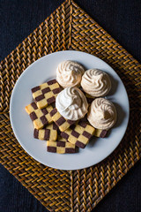 Assiette de biscuits sur plateau en osier