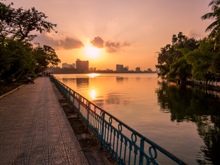 Obraz premium Sunset on the West Lake in Hanoi, Vietnam