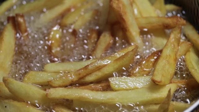 frites en train de cuire dans de l'huile