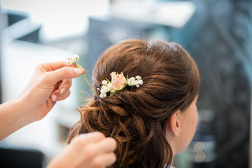 Coiffure, Préparation de la mariée