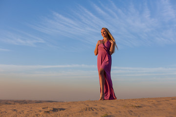 Naklejka premium Blonde model in the desert at Emirates