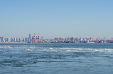 컨테이너 화물 항구가 보이는 도시 풍경