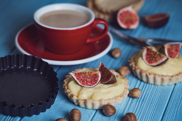 tartlets with custard cream and figs