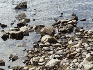 Steine im Flusswasser