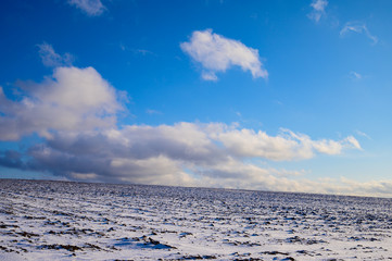 青空と雲、北海道の冬