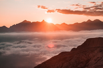 Sonnenaufgang und Nebel in den Dolomiten