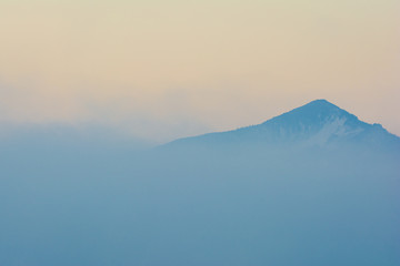 Berg im Sonnenaufgang mit Nebel