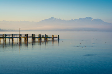 Sonnenaufgang am See und Berge im Nebel - Chiemsee am Morgen