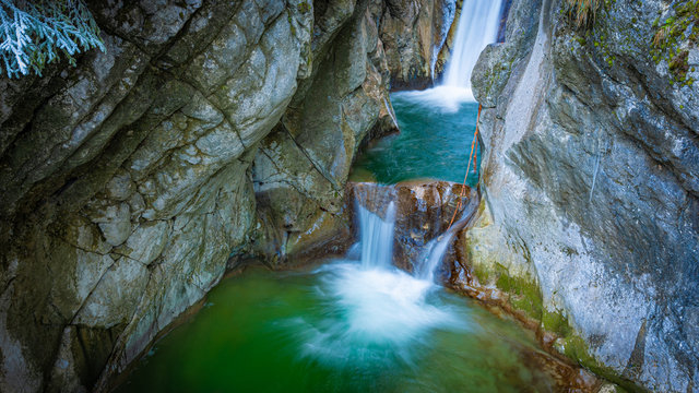 Kaskade von Wasserfall Tatzelwurm im Winter