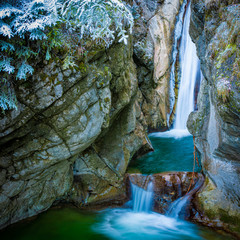 Wasserfall Tatzelwurm in den Alpen im Winter
