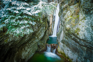 Wasserfall Tatzelwurm in den Alpen im Winter - obrazy, fototapety, plakaty