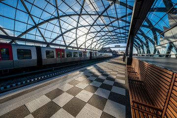 Ein Zug hält in der Ubahnstation U4 Elbbrücken in Hamburg mit schachbrettartigem Bahnsteig